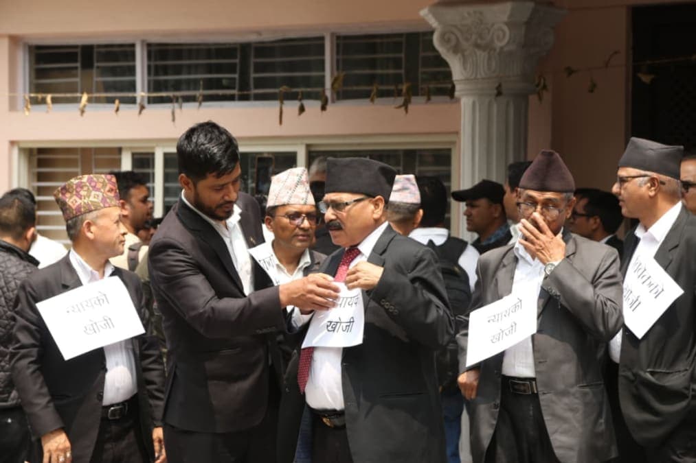 न्यायको माग गर्दै बारको प्रदर्शन : सर्वोच्च प्रशासनको निर्णयविरुद्ध लालटिन बालेर विरोध