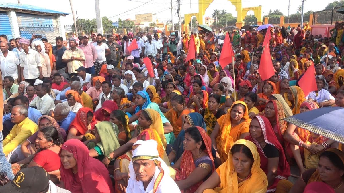 न्यायको माग गर्दै मिटरब्याज पीडितद्वारा धनुषा जिल्ला अदालत घेराउ