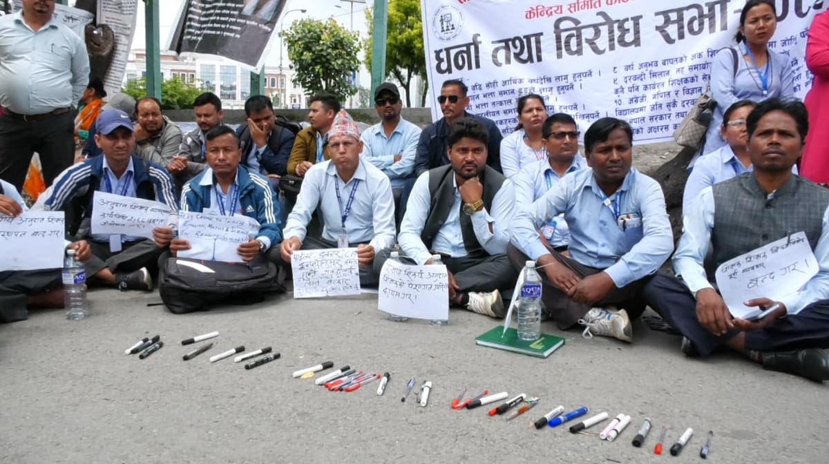 सरकारी बेवास्ताको आरोप लगाउँदै अनुदान शिक्षक धर्नामा