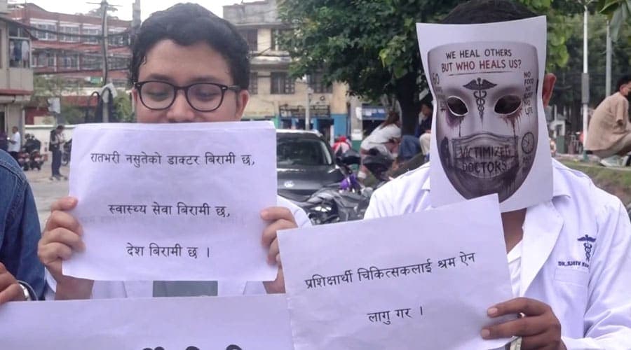 इन्टर्नसिप र आवासीय चिकित्सक सडकमा