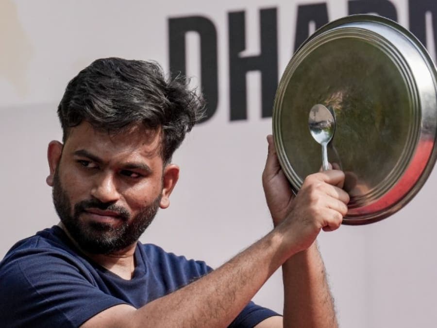 कक्रोच जनता पार्टीका संस्थापक अभिजीतद्वारा आमरण अनशनको घोषणा