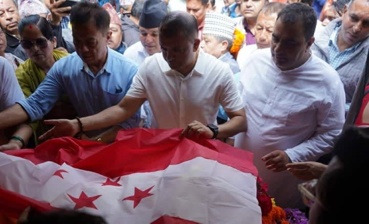 नेता श्रेष्ठको सम्मानमा कांग्रेसले तीन दिन पार्टीको झण्डा आधा झुकाउने