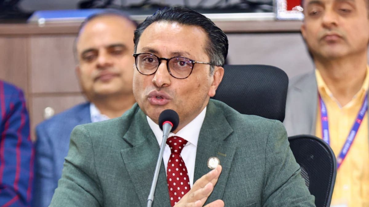 राष्ट्र बैंकको संरचनामा बारम्बार फेरबदल नगर्न स्वर्णिम वाग्लेको सुझाव