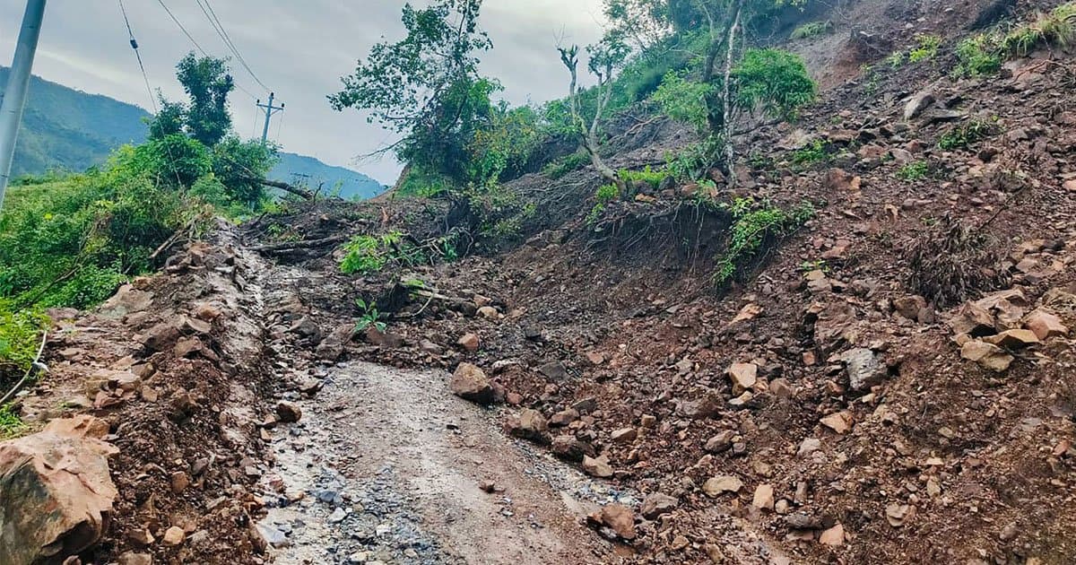 वर्षाले सडक सञ्जाल प्रभावित, दर्जनौँ सडकखण्ड अवरुद्ध