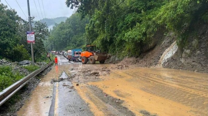 भारी वर्षाले सडक अवरुद्ध, राजमार्गमा यातायात प्रभावित