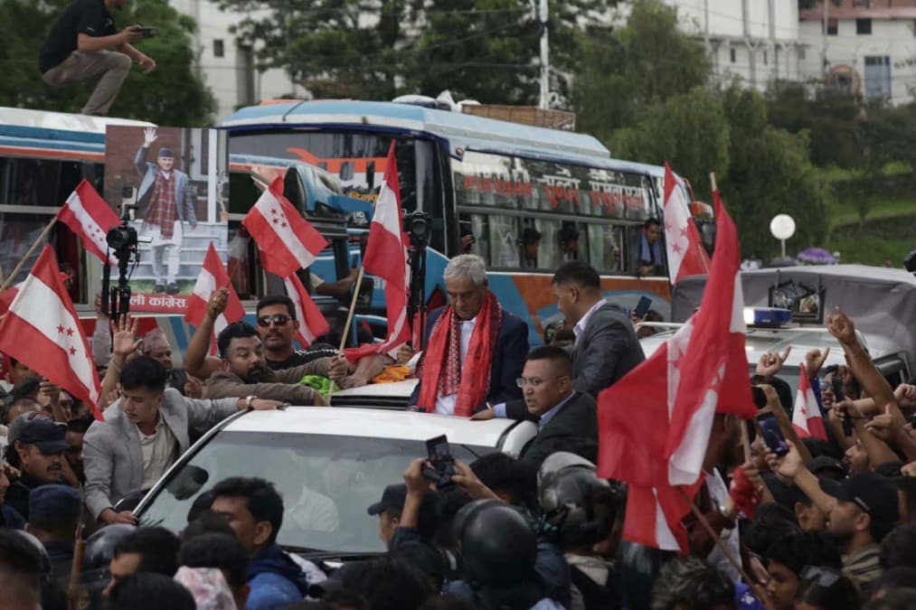 सिंगापुरमा उपचार गराएर नेपाल फर्किए पूर्वप्रधानमन्त्री देउवा