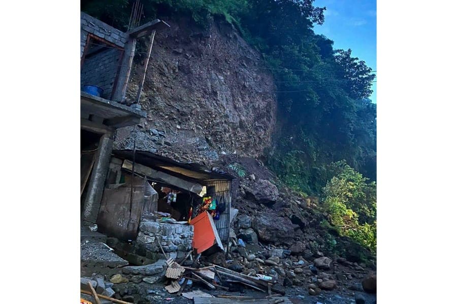 दार्चुलामा पहिरोमा परेर तीन जना घाइते