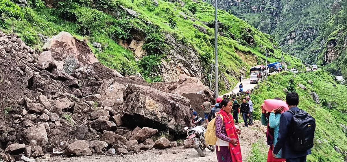 बाढीपहिरोले देशभरका मुख्य राजमार्ग अवरुद्ध