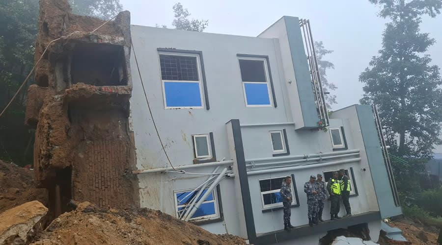 वर्षाले जमिन गलेपछि धापाखेलमा घर ढल्यो