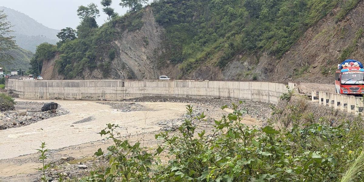 वर्षापछि बिपी राजमार्ग अवरुद्ध